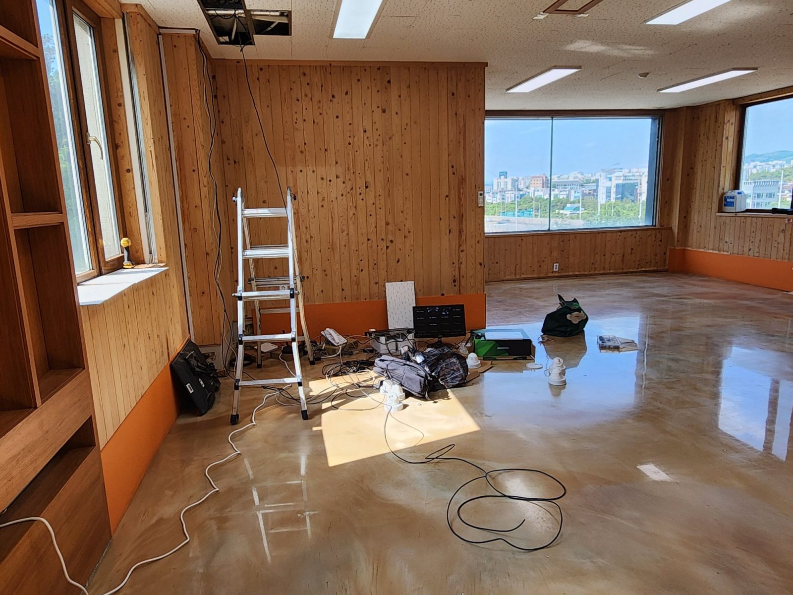 경기도 안산시 매장 CCTV 배선 작업 이미지